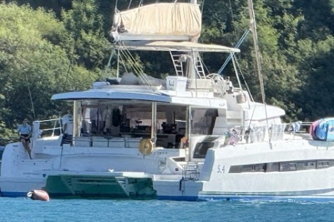 Review img # 2 of the yacht ISLAND KISSES