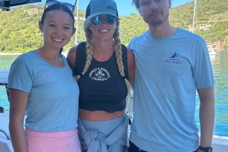 Review img # 1 of the yacht ISLAND KISSES