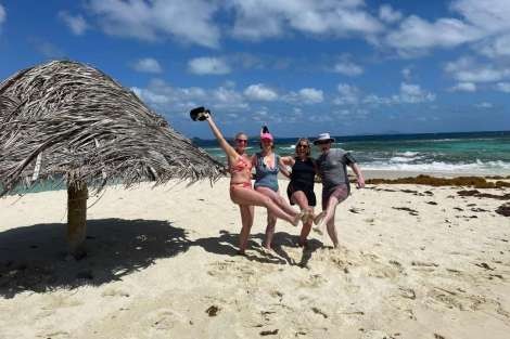 Review img # 142 of the yacht ISOLABLUE