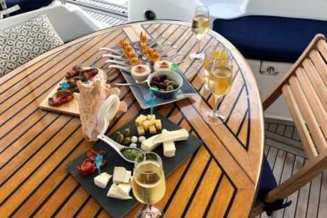 Review img # 55 of the yacht ISOLABLUE