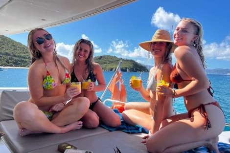 Review img # 7 of the yacht PERPETUAL BLUE