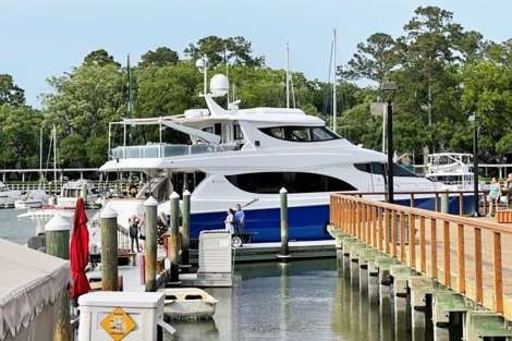 Review img # 28 of the yacht TOP SHELF