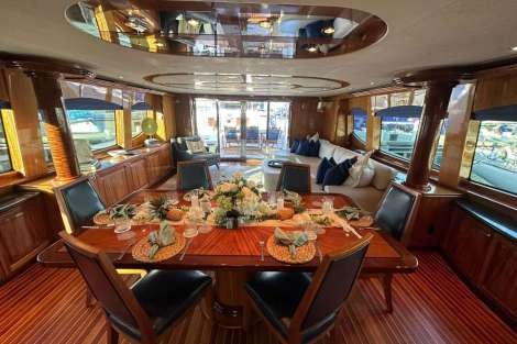 Review img # 1 of the yacht TOP SHELF